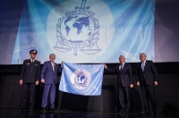 Le Chili, pays hôte de l’Assemblée générale cette année (à droite), remet le drapeau d’INTERPOL à l’Uruguay (à gauche), qui accueillera l’Assemblée générale en 2020.